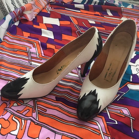 VINTAGE 1980s black and white pumps - Picture 2 of 5